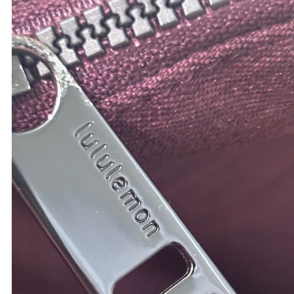 Lululemon Athletica Foldover Crossbody Bag in Bordeaux Drama Travel Adjustable - Picture 3 of 4